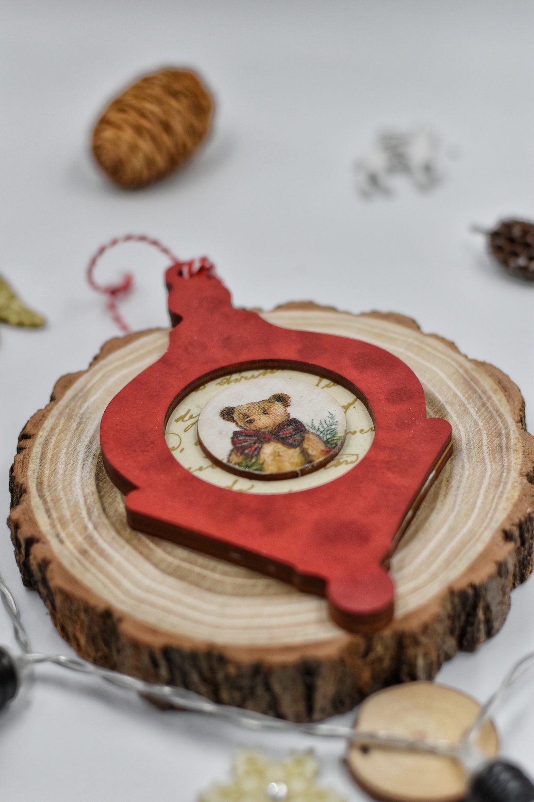 Ornament de Crăciun din lemn, realizat prin tehnica decupajului - crăciun - cadouri de moș crăciun - decor cu moș crăciun - Artynos.ro