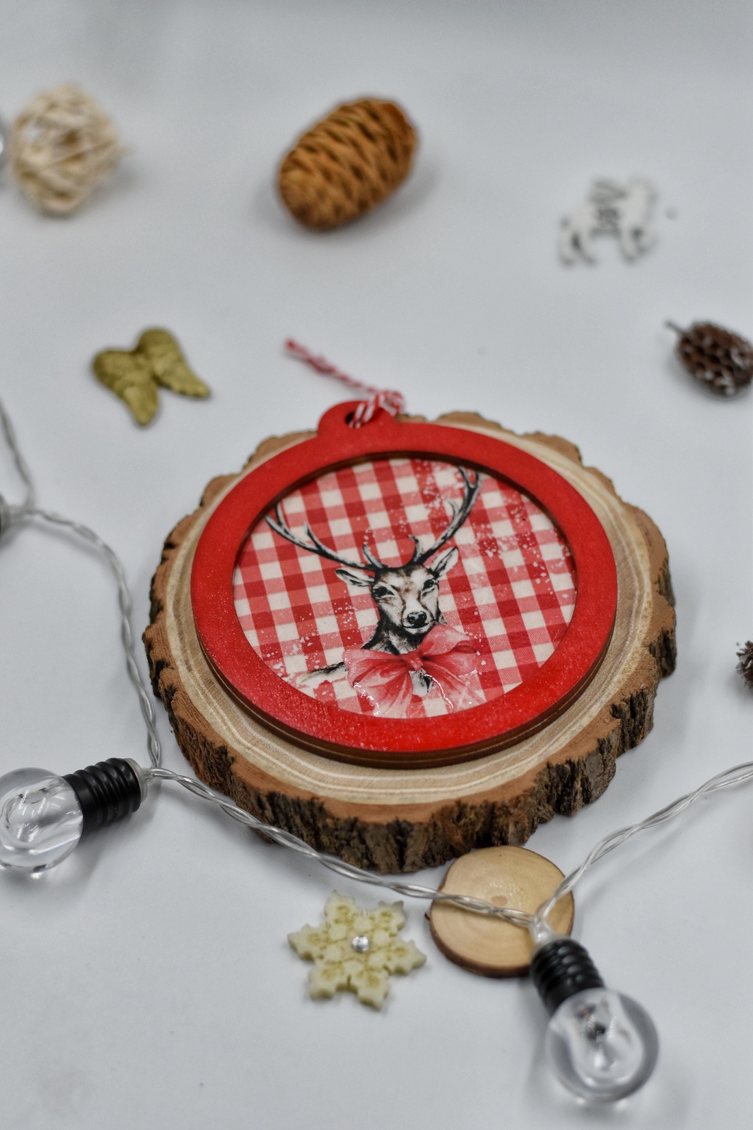 Ornament de Crăciun din lemn, realizat prin tehnica decupajului - crăciun - cadouri de moș crăciun - decor cu moș crăciun - Artynos.ro