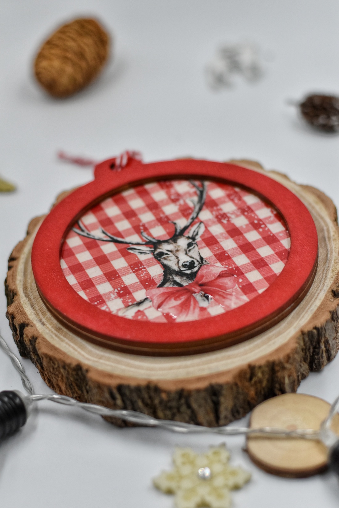 Ornament de Crăciun din lemn, realizat prin tehnica decupajului - crăciun - cadouri de moș crăciun - decor cu moș crăciun - Artynos.ro