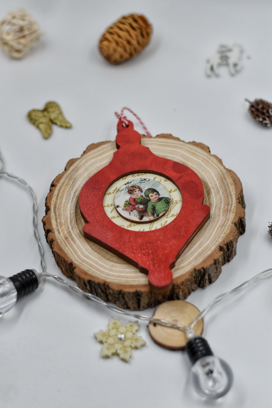 Ornament de Crăciun din lemn, realizat prin tehnica decupajului - crăciun - cadouri de moș crăciun - decor cu moș crăciun - Artynos.ro