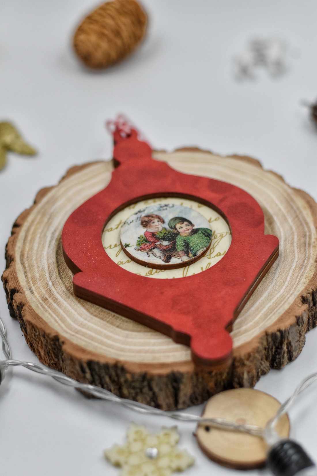 Ornament de Crăciun din lemn, realizat prin tehnica decupajului - crăciun - cadouri de moș crăciun - decor cu moș crăciun - Artynos.ro