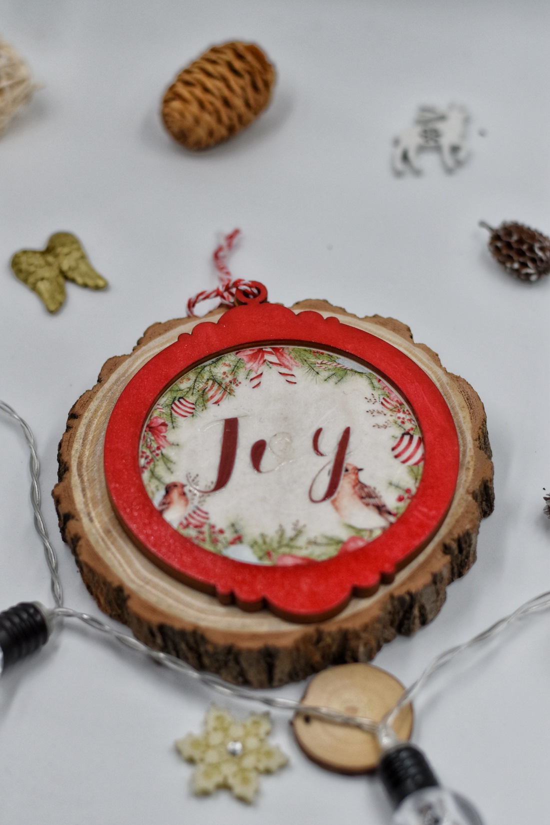 Ornament de Crăciun din lemn, realizat prin tehnica decupajului - crăciun - cadouri de moș crăciun - decor cu moș crăciun - Artynos.ro