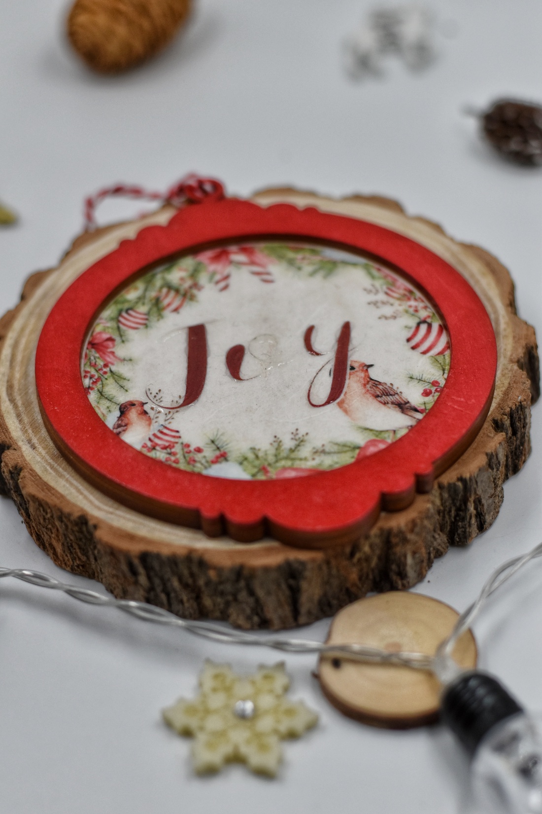 Ornament de Crăciun din lemn, realizat prin tehnica decupajului - crăciun - cadouri de moș crăciun - decor cu moș crăciun - Artynos.ro