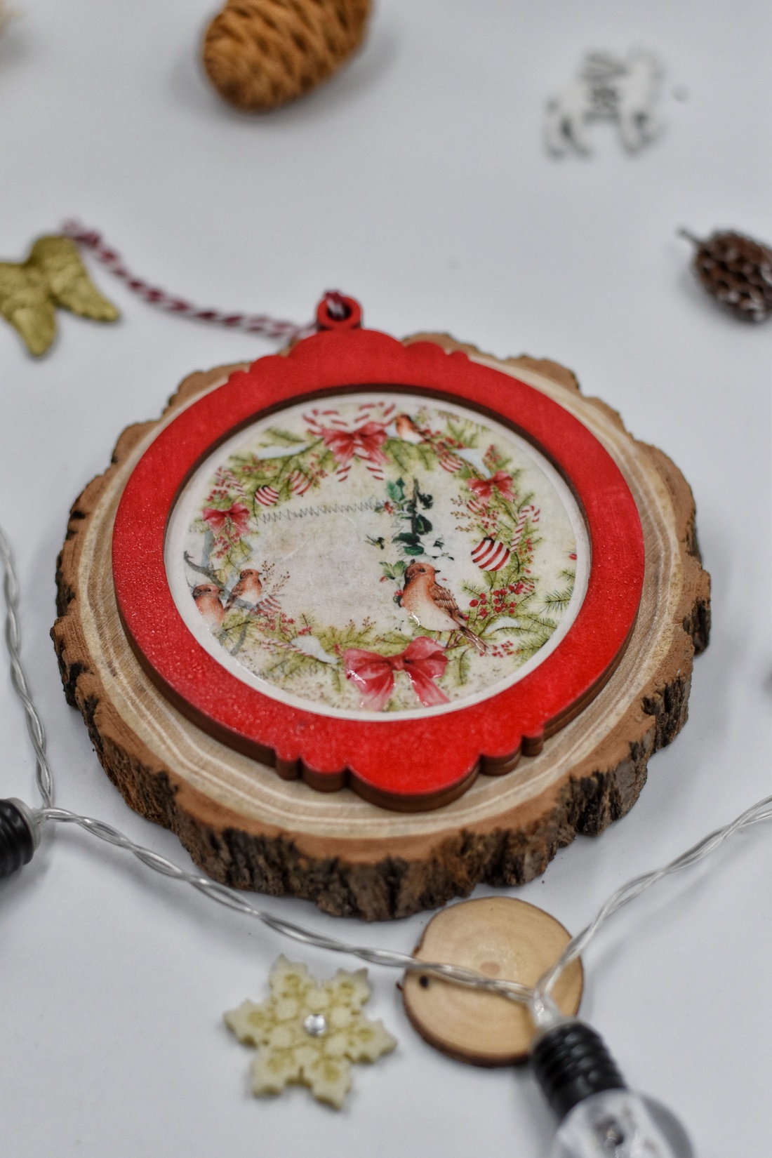 Ornament de Crăciun din lemn, realizat prin tehnica decupajului - crăciun - cadouri de moș crăciun - decor cu moș crăciun - Artynos.ro