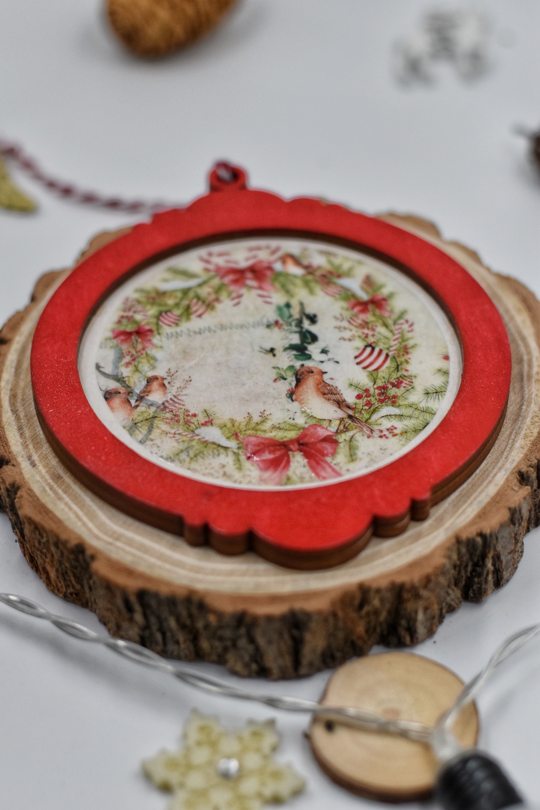 Ornament de Crăciun din lemn, realizat prin tehnica decupajului - crăciun - cadouri de moș crăciun - decor cu moș crăciun - Artynos.ro