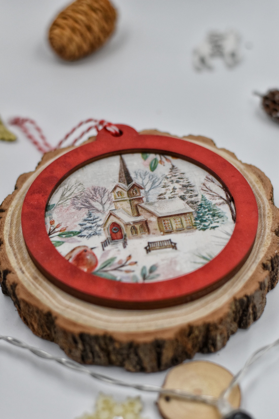 Ornament de Crăciun din lemn, realizat prin tehnica decupajului - crăciun - cadouri de moș crăciun - decor cu moș crăciun - Artynos.ro