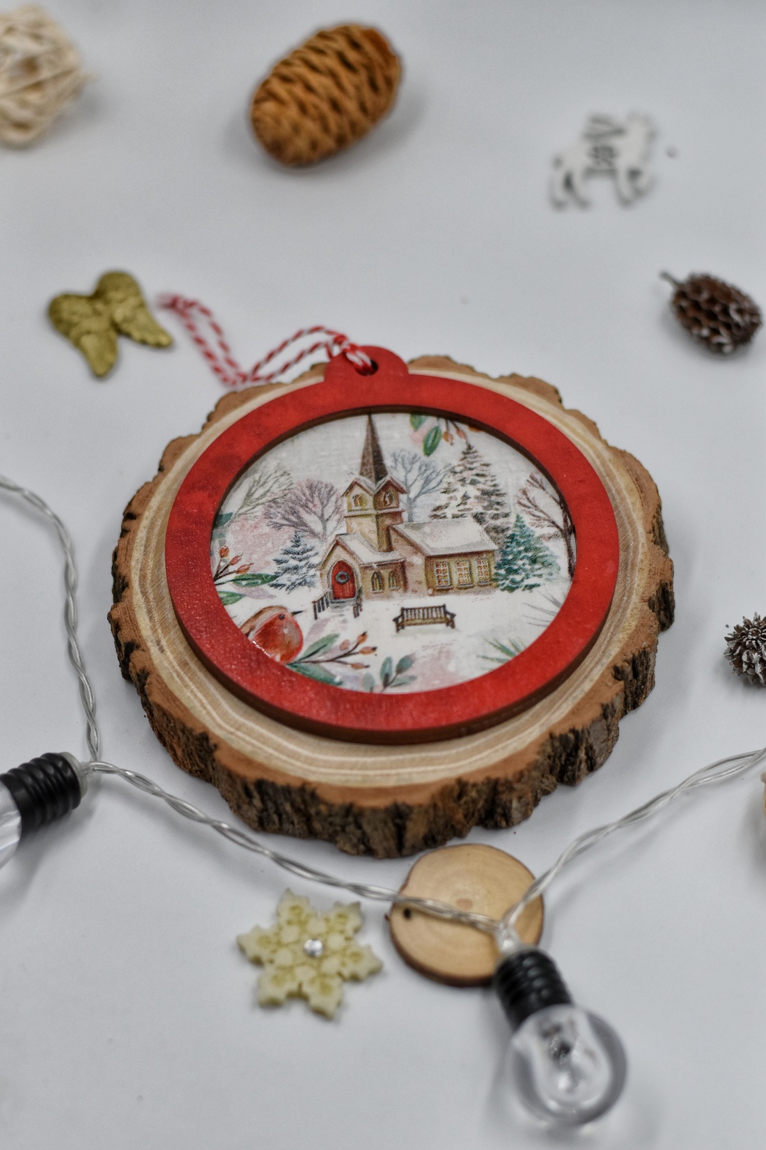 Ornament de Crăciun din lemn, realizat prin tehnica decupajului - crăciun - cadouri de moș crăciun - decor cu moș crăciun - Artynos.ro