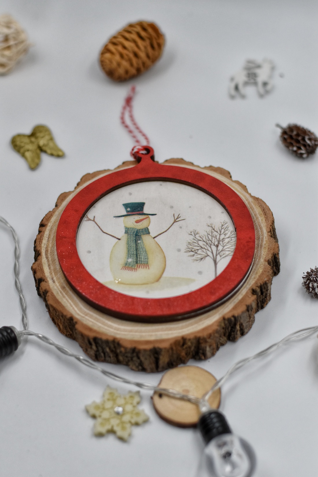 Ornament de Crăciun din lemn, realizat prin tehnica decupajului - crăciun - cadouri de moș crăciun - decor cu moș crăciun - Artynos.ro