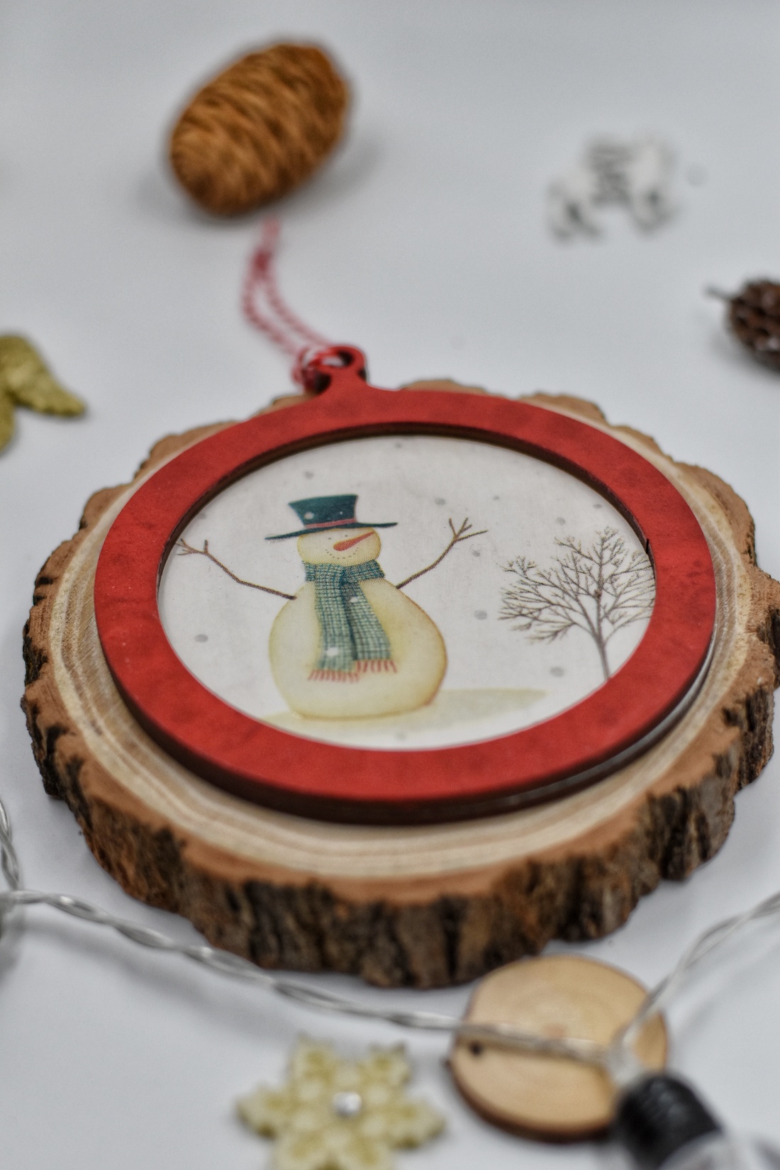 Ornament de Crăciun din lemn, realizat prin tehnica decupajului - crăciun - cadouri de moș crăciun - decor cu moș crăciun - Artynos.ro