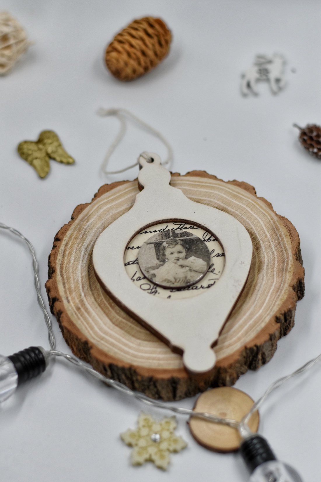 Ornament de Crăciun din lemn, realizat prin tehnica decupajului - crăciun - cadouri de moș crăciun - decor cu moș crăciun - Artynos.ro