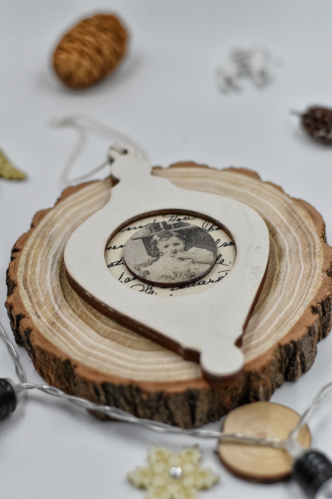 Ornament de Crăciun din lemn, realizat prin tehnica decupajului - crăciun - cadouri de moș crăciun - decor cu moș crăciun - Artynos.ro