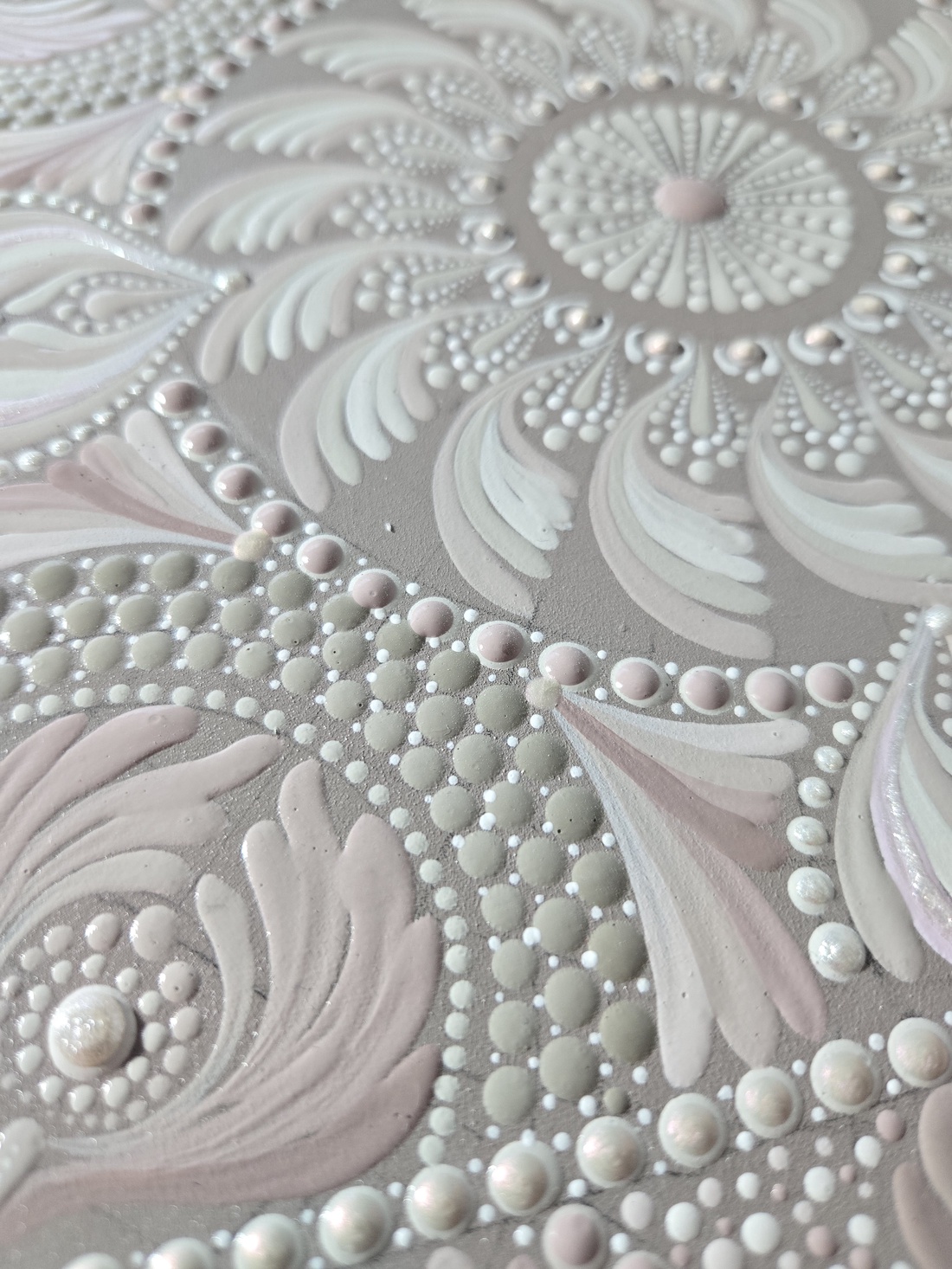 Mandala pictată manual Rădăcini de Lumină . Artă originală în nuanțe mocha mousse - casă & stil de viață - decorațiuni de casă - decor spiritual - mandala - Artynos.ro