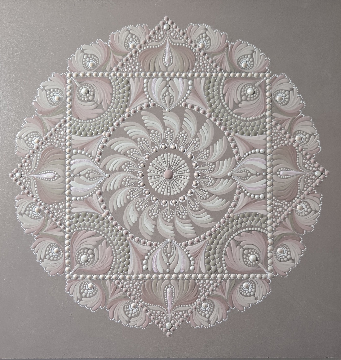 Mandala pictată manual Rădăcini de Lumină . Artă originală în nuanțe mocha mousse - casă & stil de viață - decorațiuni de casă - decor spiritual - mandala - Artynos.ro