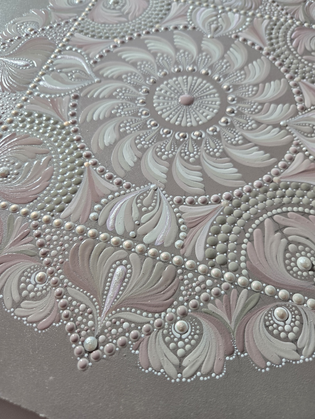 Mandala pictată manual Rădăcini de Lumină . Artă originală în nuanțe mocha mousse - casă & stil de viață - decorațiuni de casă - decor spiritual - mandala - Artynos.ro