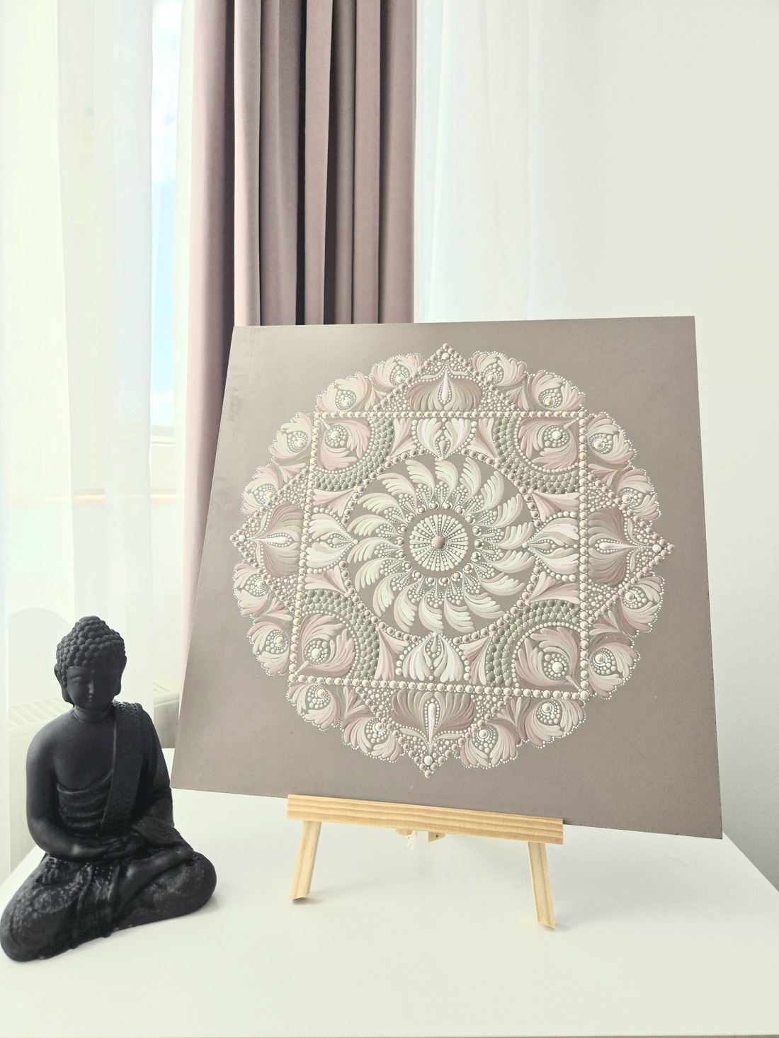 Mandala pictată manual Rădăcini de Lumină . Artă originală în nuanțe mocha mousse - casă & stil de viață - decorațiuni de casă - decor spiritual - mandala - Artynos.ro