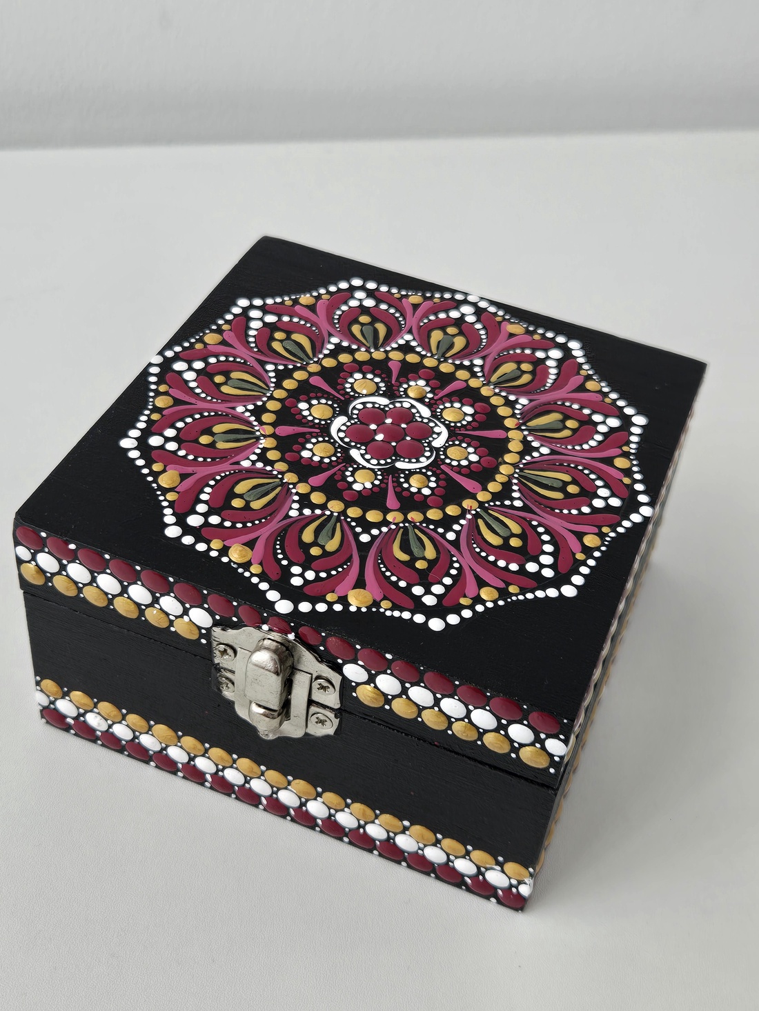 Casete de bijuterii pictată în stil mandala - casă & stil de viață - organizare & depozitare - cutie depozitare - Artynos.ro