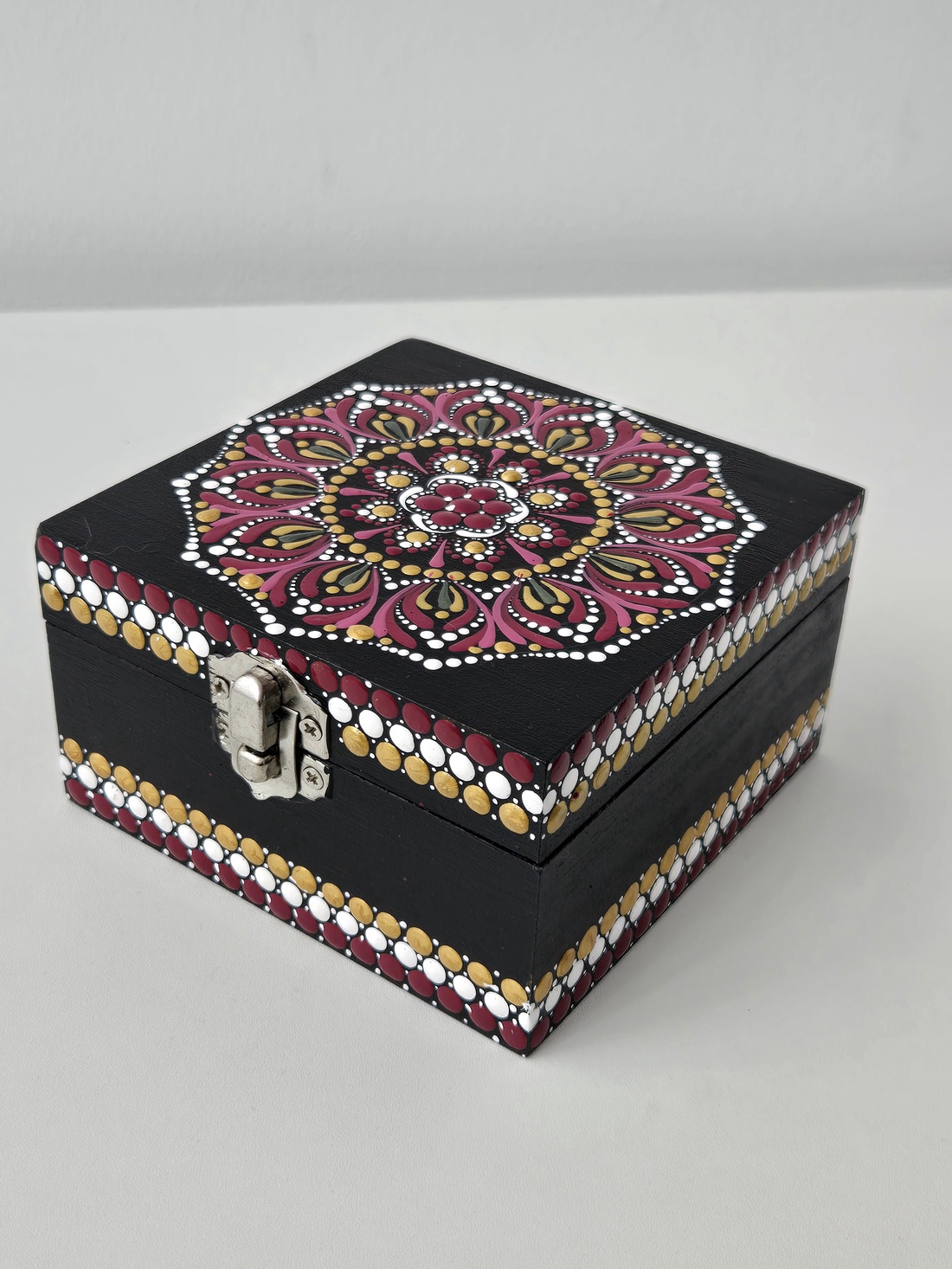 Casete de bijuterii pictată în stil mandala - casă & stil de viață - organizare & depozitare - cutie depozitare - Artynos.ro