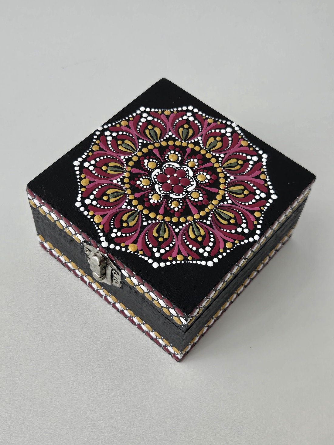 Casete de bijuterii pictată în stil mandala - casă & stil de viață - organizare & depozitare - cutie depozitare - Artynos.ro