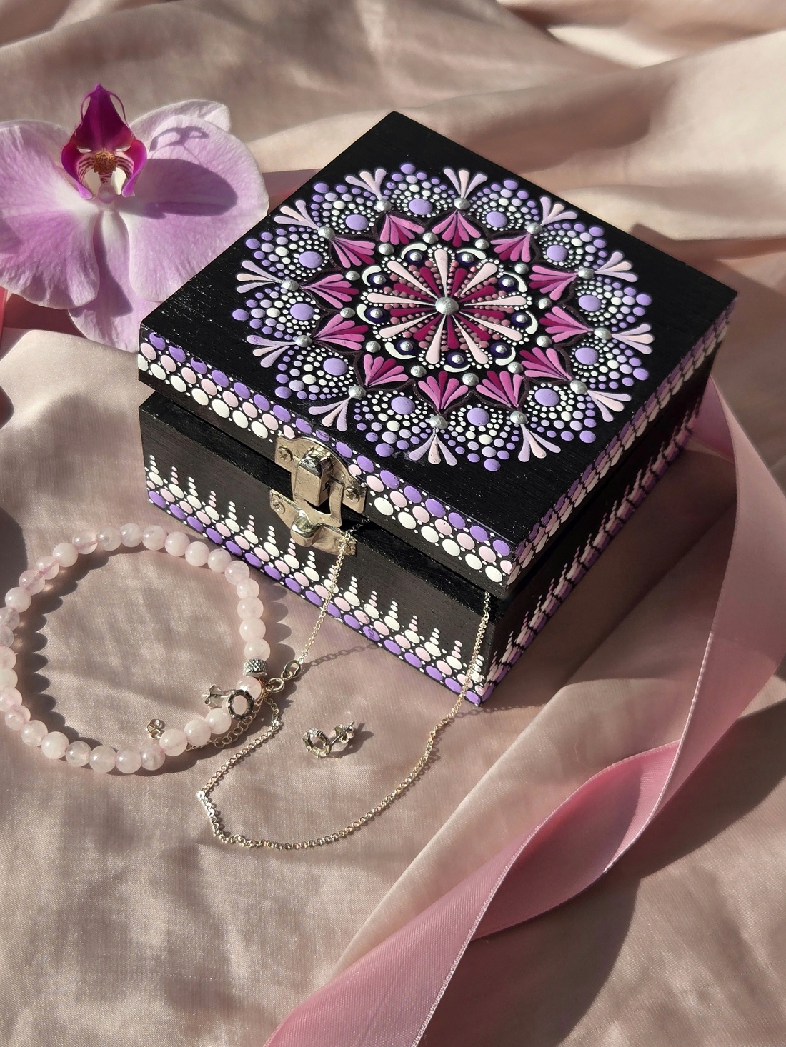 Casetă de bijuterii pictată în stil mandala - bijuterii - suporturi și cutii de bijuterii - cutii de bijuterii - Artynos.ro