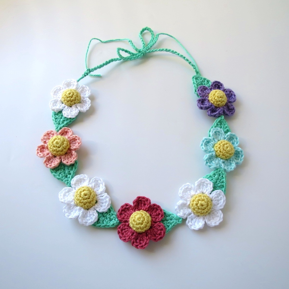 Coroniță cu flori croșetate - accesorii nuntă - accesorii de nuntă - voal mirese - Artynos.ro Coroniță cu flori croșetate - accesorii nuntă - accesorii de nuntă - voal mirese - Artynos.ro