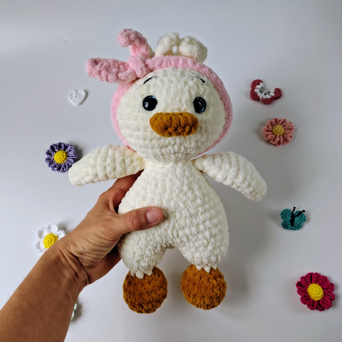 Rățușca Lily � jucărie handmade croșetată din fir catifea, 30 cm - jucării și echipamente pentru copii - daruri de botez - Artynos.ro