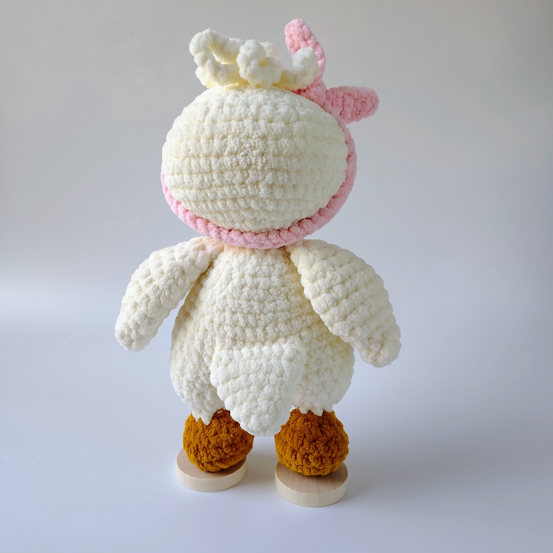 Rățușca Lily � jucărie handmade croșetată din fir catifea, 30 cm - jucării și echipamente pentru copii - daruri de botez - Artynos.ro