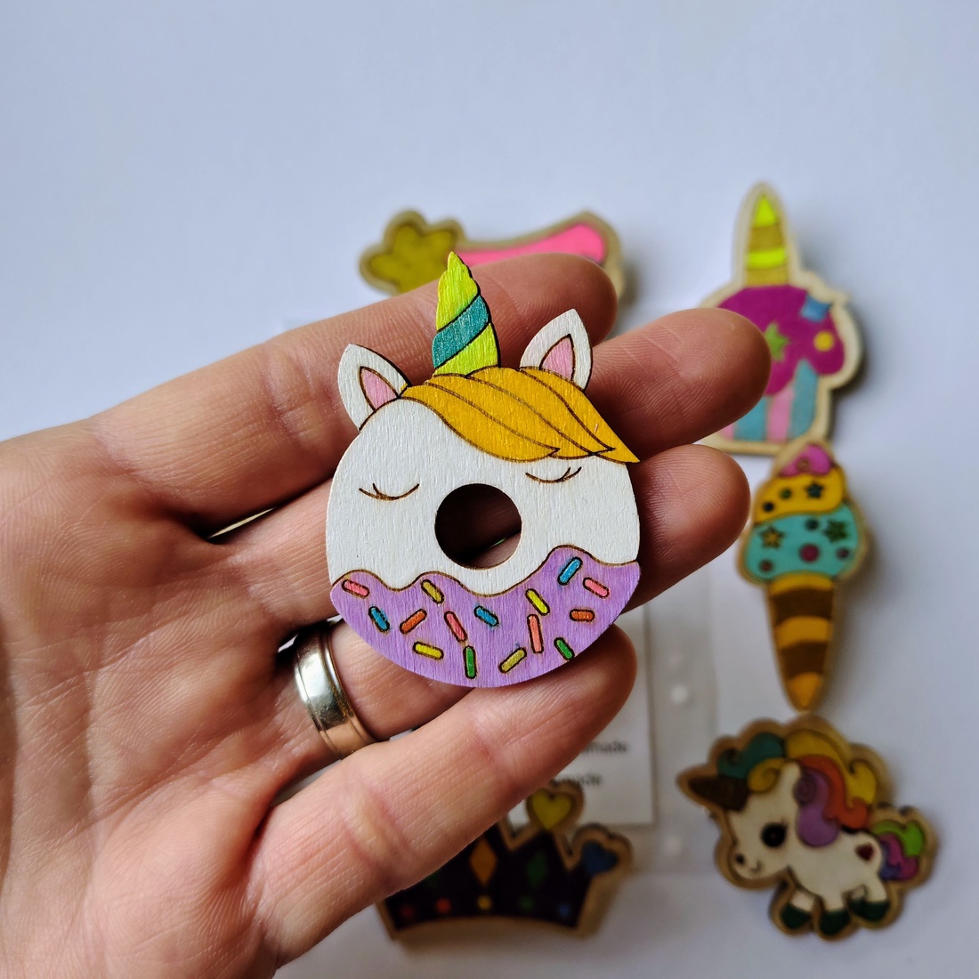 Mărțișoare din lemn pictate manual � Model unicorni și basme - bijuterii - mărțișor - Artynos.ro