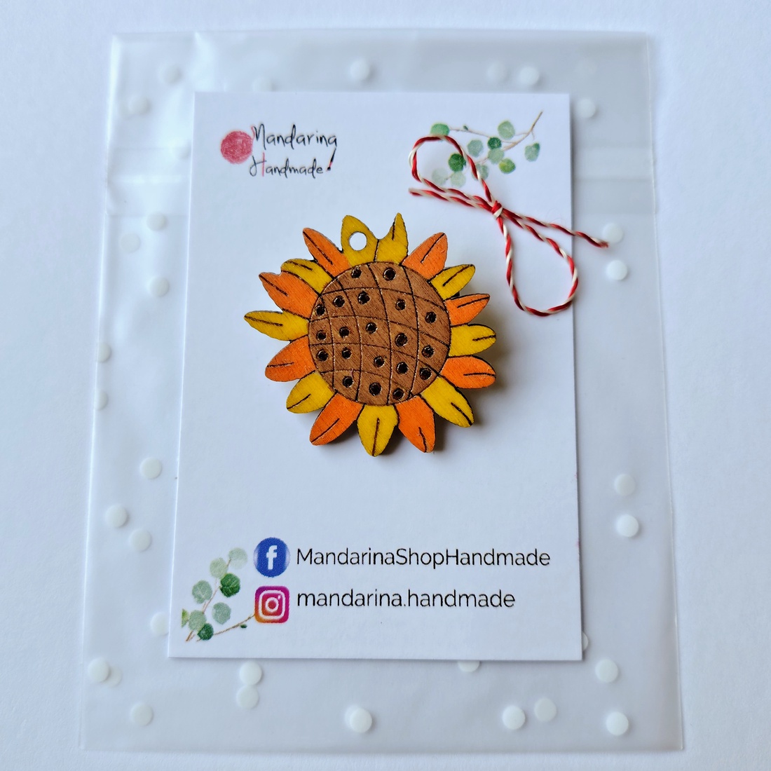 Mărțișoare din lemn pictate manual � Model flori 3.5 cm - bijuterii - mărțișor - Artynos.ro