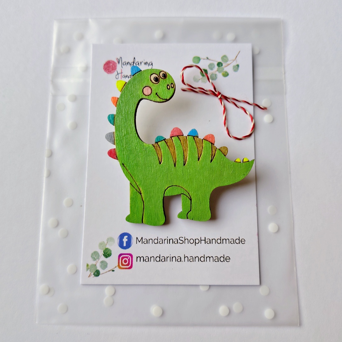 Mărțișoare pentru băieți, din lemn, pictate manual � Model dinozauri - bijuterii - mărțișor - Artynos.ro