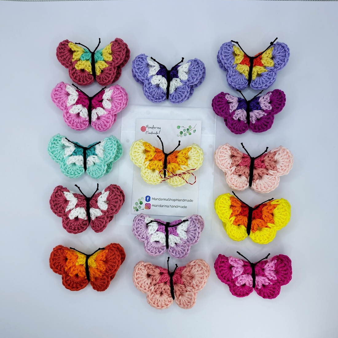 Fluturaș în 3 culori, mărțișor croșetat  - bijuterii - mărțișor - Artynos.ro