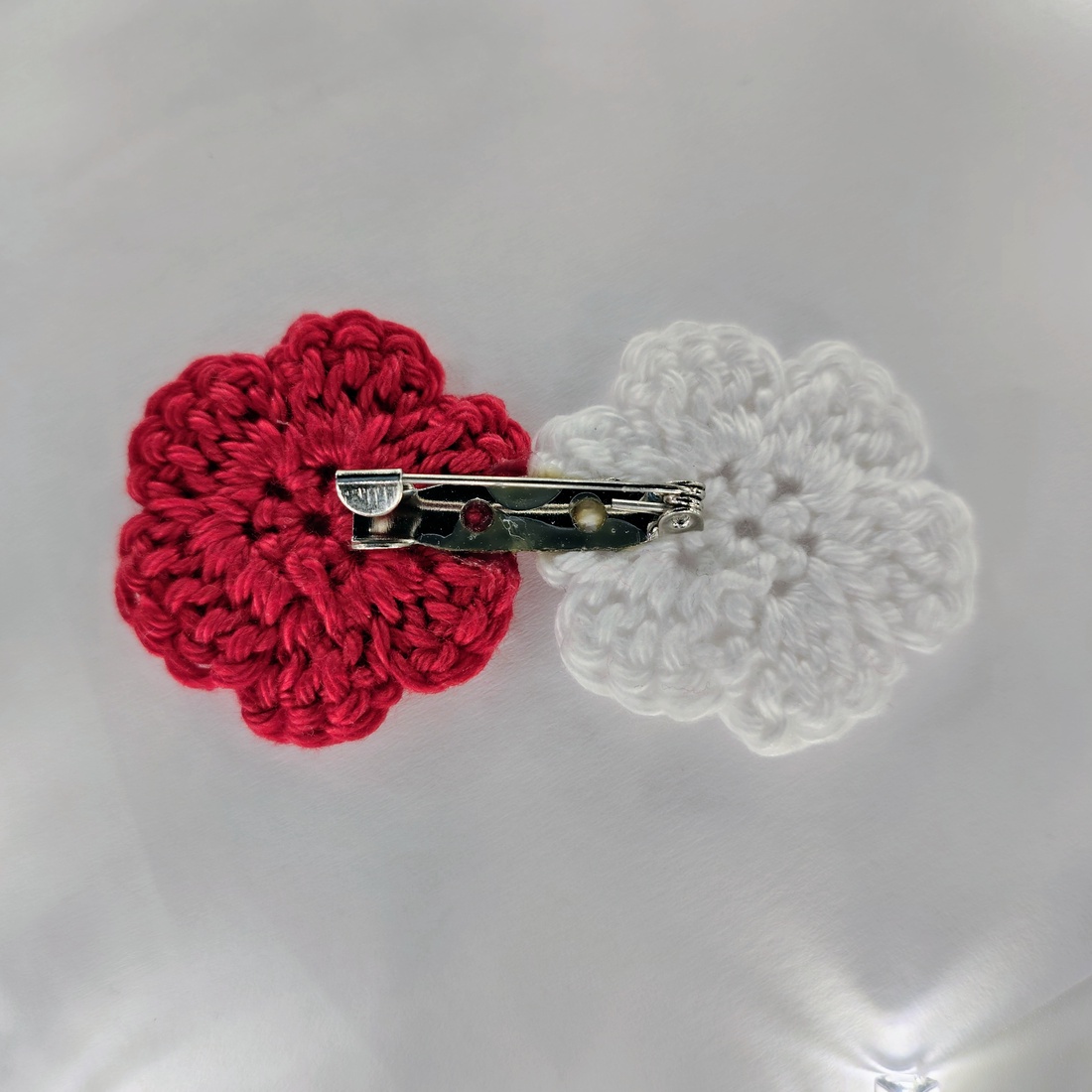 Două floricele, mărțișor croșetat  - bijuterii - mărțișor - Artynos.ro