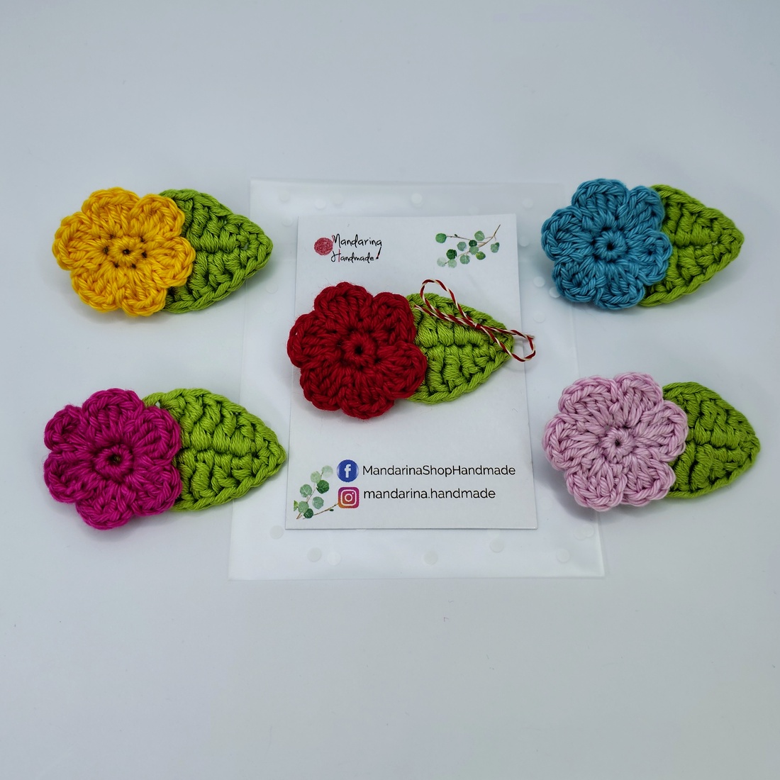 Floricică cu frunză, mărțișor croșetat  - bijuterii - mărțișor - Artynos.ro