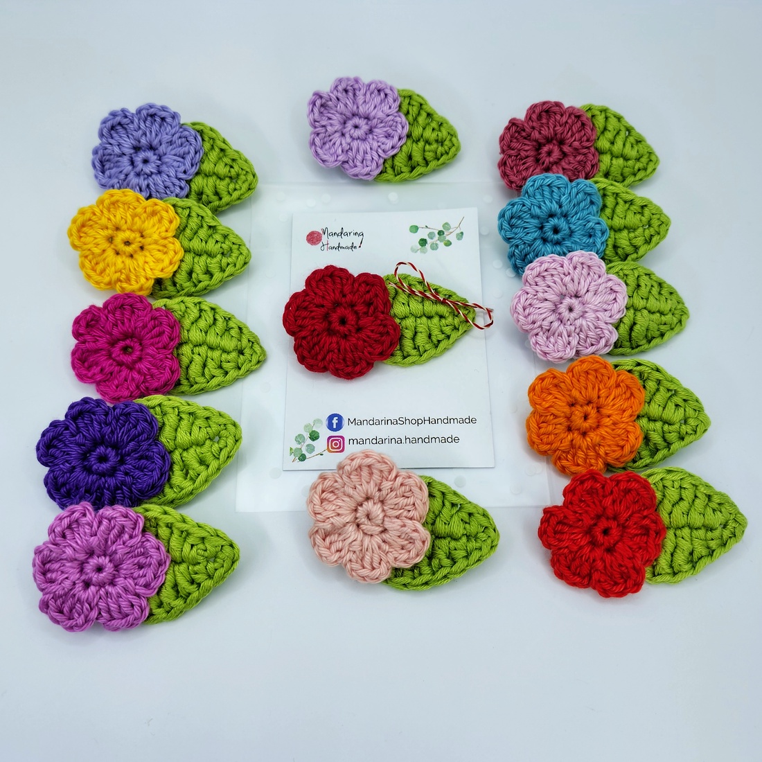 Floricică cu frunză, mărțișor croșetat  - bijuterii - mărțișor - Artynos.ro