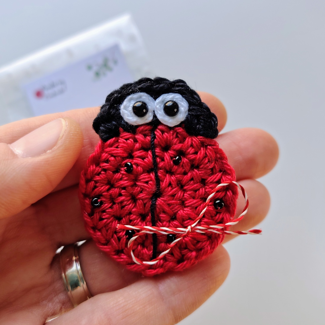 Buburuza Rotocol, mărțișor croșetat  - bijuterii - mărțișor - Artynos.ro