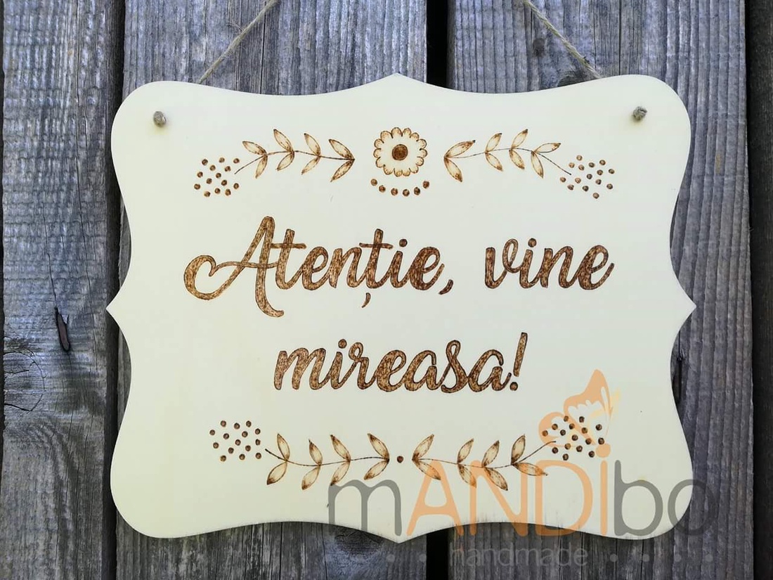 Tablita pirogravata - Atentie, vine mireasa! - accesorii nuntă - materiale decor pentru nuntă - decorațiuni nuntă - Artynos.ro