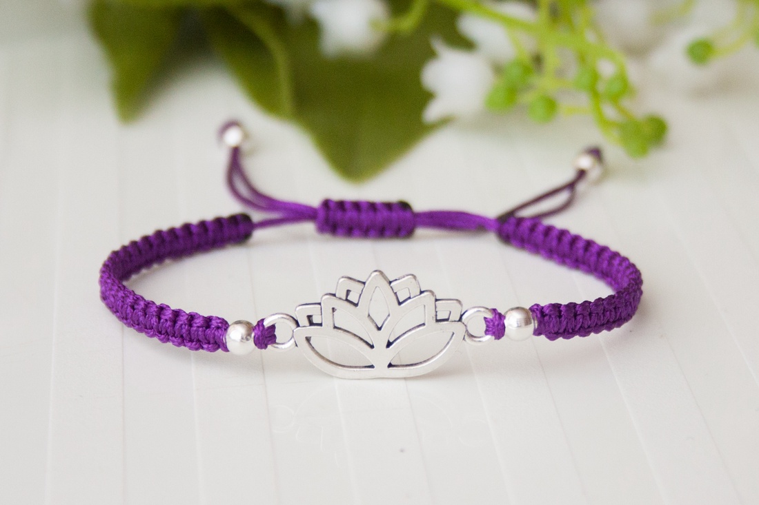 Brățară macrame împletită - floare de lotus violet închis - bijuterii - brățări - brățară împletită, brățară din fire - Artynos.ro Brățară macrame împletită - floare de lotus violet închis - bijuterii - brățări - brățară împletită, brățară din fire - Artynos.ro