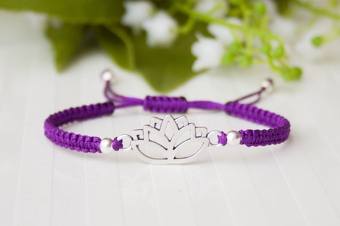 Brățară macrame împletită - floare de lotus violet închis - bijuterii - brățări - brățară împletită, brățară din fire - Artynos.ro Brățară macrame împletită - floare de lotus violet închis - bijuterii - brățări - brățară împletită, brățară din fire - Artynos.ro