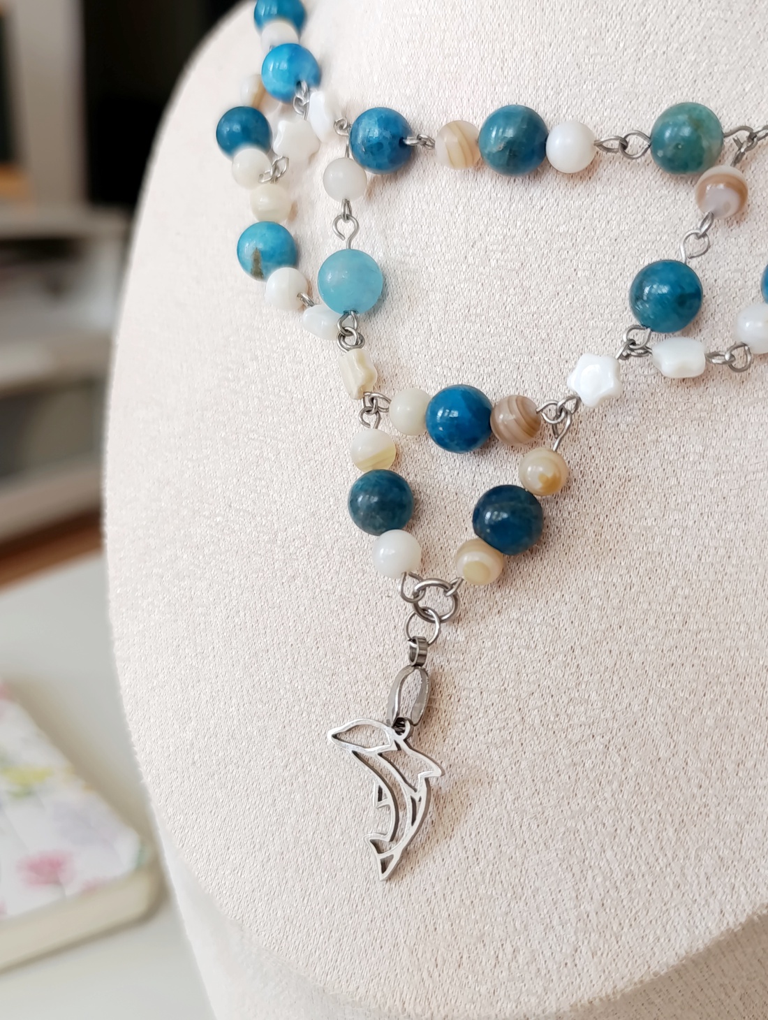 Seafoam � Set bijuterii unicat din apatit și sidef � colier, cercei și brățară - bijuterii - seturi de bijuterii - Artynos.ro