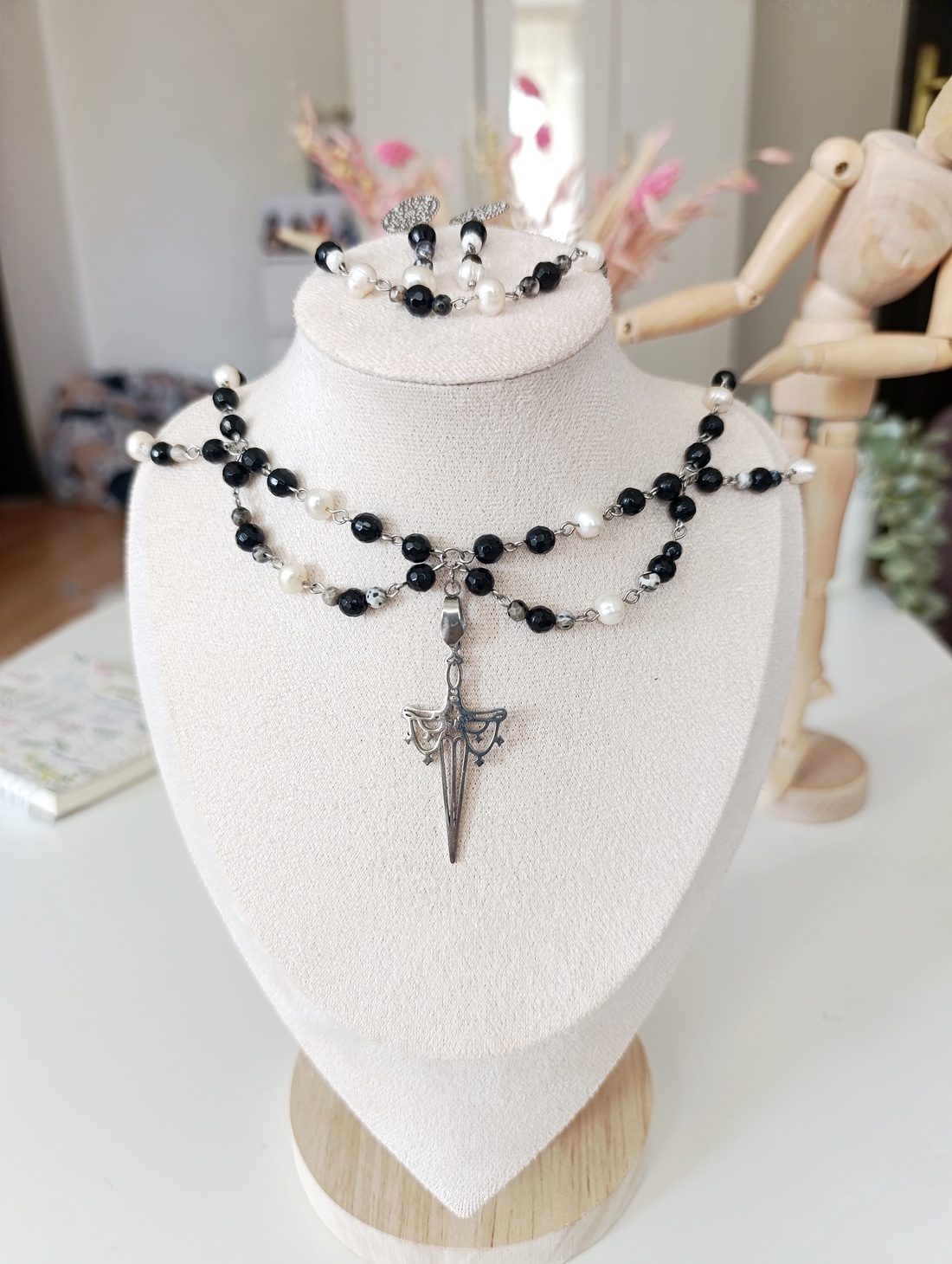 Sable  Set bijuterii unicat din onix și perle de cultură  colier, cercei și brățară - bijuterii - seturi de bijuterii - Artynos.ro