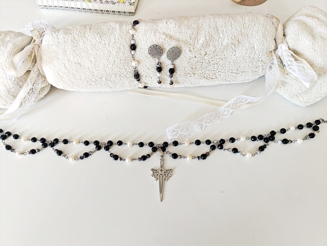 Sable  Set bijuterii unicat din onix și perle de cultură  colier, cercei și brățară - bijuterii - seturi de bijuterii - Artynos.ro