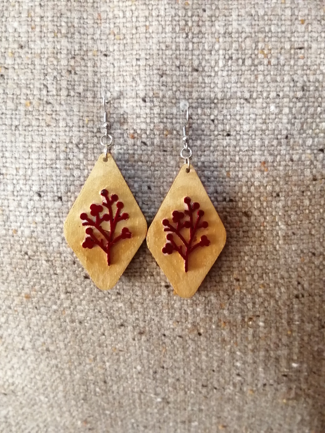 Cercei lemn romb cu crenguță  - bijuterii - cercei - cercei din lemn - Artynos.ro