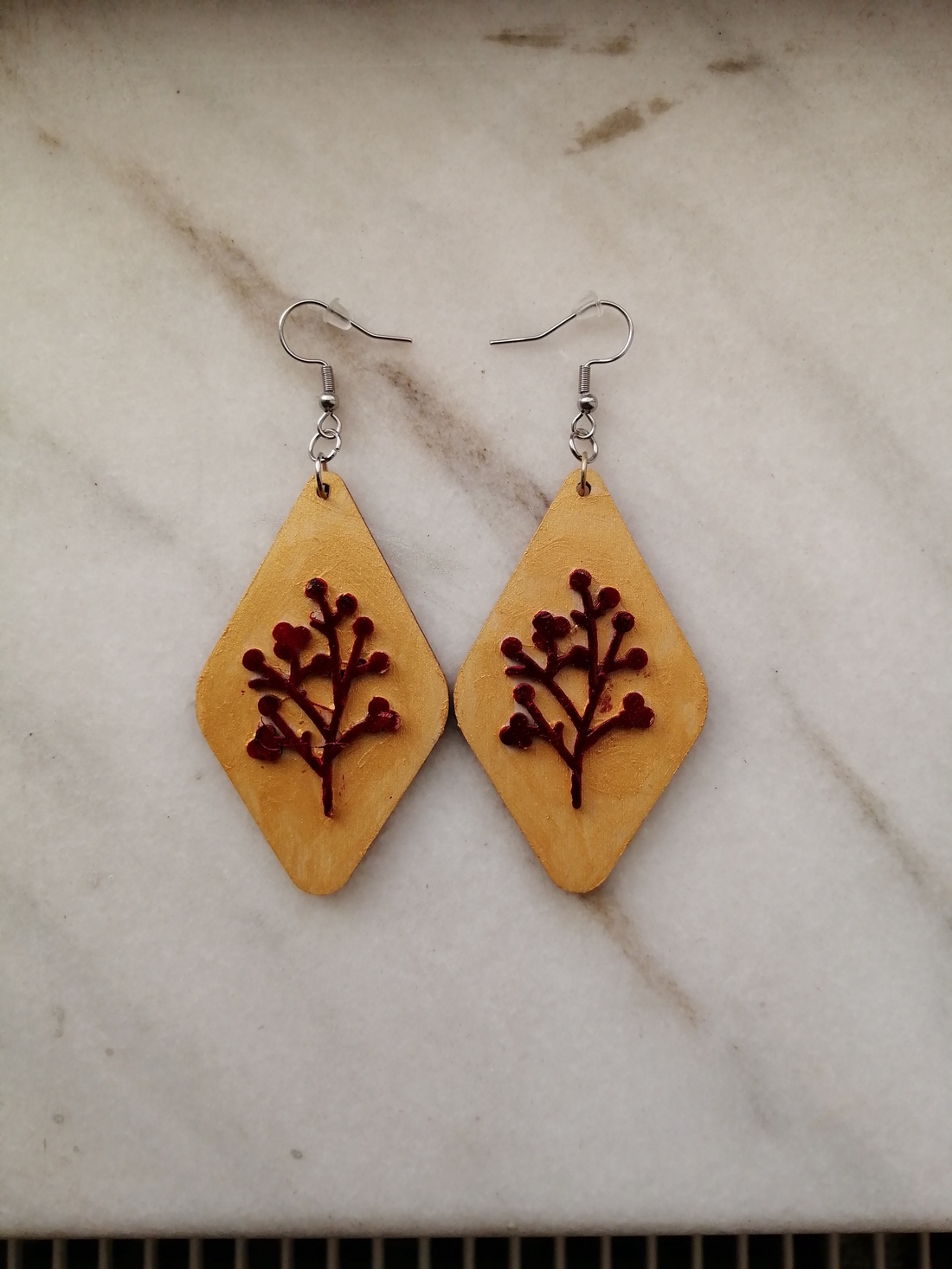 Cercei lemn romb cu crenguță  - bijuterii - cercei - cercei din lemn - Artynos.ro