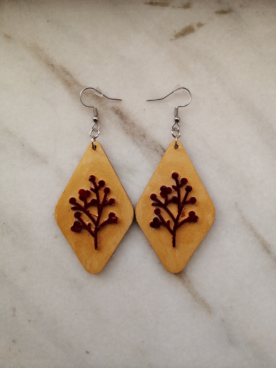 Cercei lemn romb cu crenguță  - bijuterii - cercei - cercei din lemn - Artynos.ro