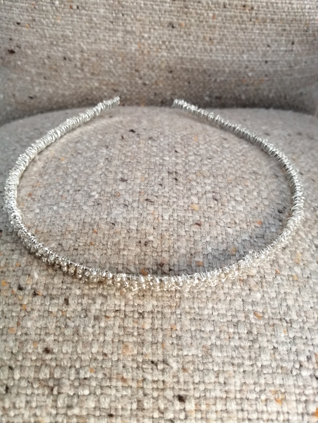 Cordeluță cu mărgele argintii - îmbrăcăminte și modă - accesorii păr - bandă de păr și agrafe păr - Artynos.ro