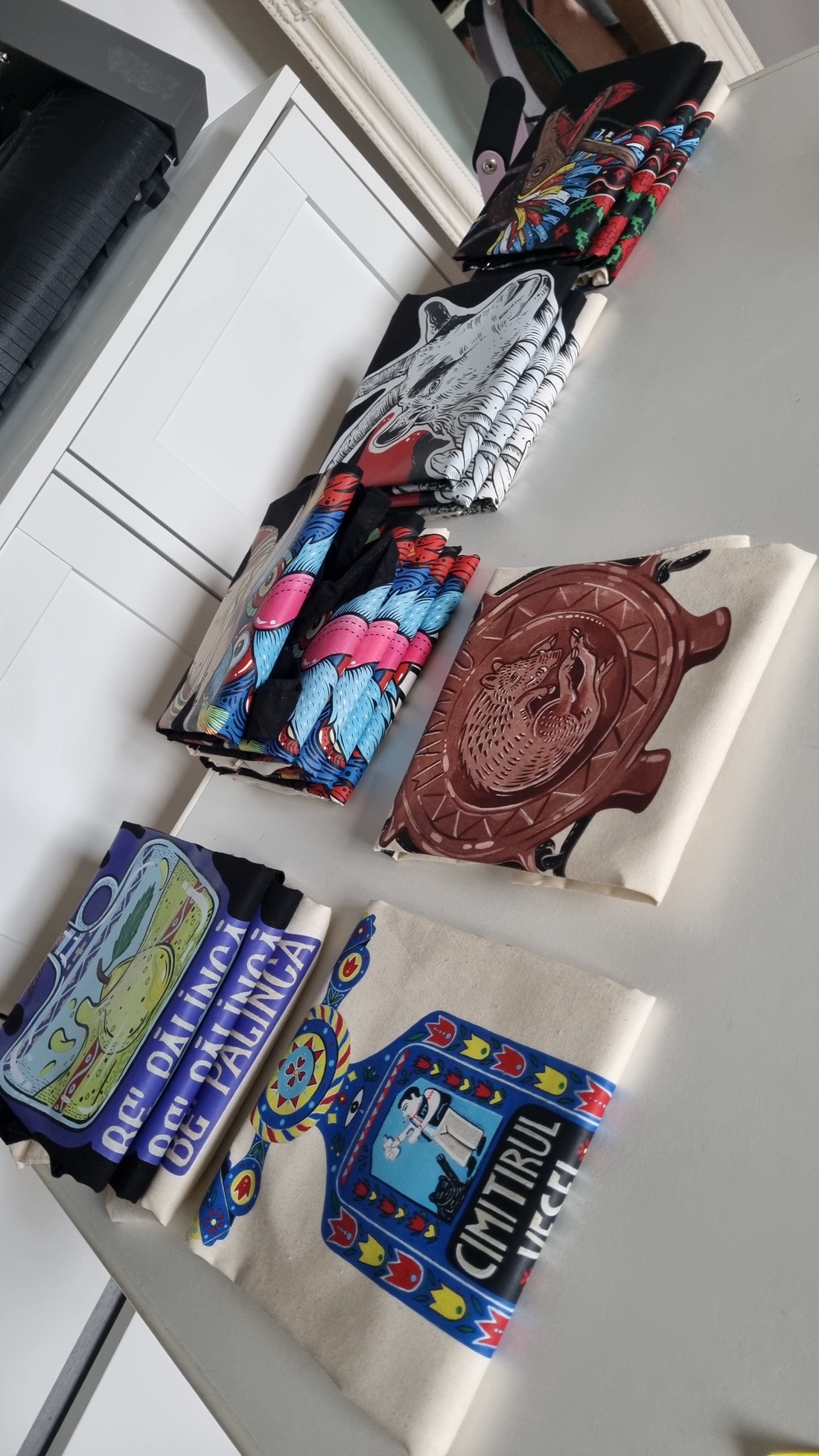 Sacosa canvas, maner negru, cu fermoar, Be' Pălincă - geantă și husă - geantă pentru cumpărături - geantă shopper, geantă tote, geantă textilă - Artynos.ro Sacosa canvas, maner negru, cu fermoar, Be' Pălincă - geantă și husă - geantă pentru cumpărături - geantă shopper, geantă tote, geantă textilă - Artynos.ro