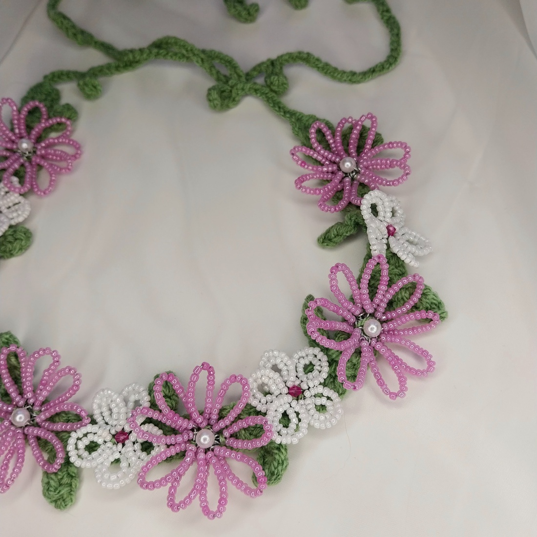 Coroniță cu flori din mărgele - îmbrăcăminte și modă - accesorii păr - bandă de păr și agrafe păr - Artynos.ro Coroniță cu flori din mărgele - îmbrăcăminte și modă - accesorii păr - bandă de păr și agrafe păr - Artynos.ro