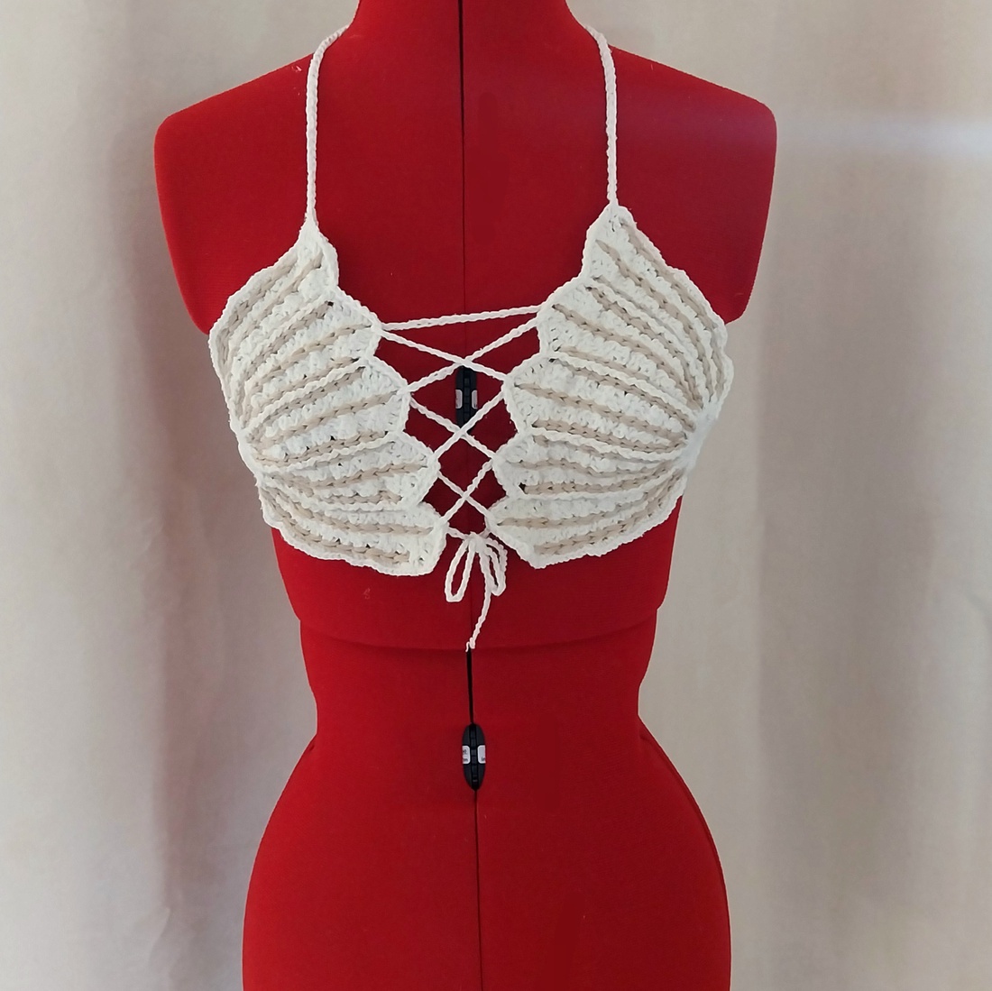 Top croșetat în formă de scoică - îmbrăcăminte și modă - haine damă - tricou și top de damă - Artynos.ro Top croșetat în formă de scoică - îmbrăcăminte și modă - haine damă - tricou și top de damă - Artynos.ro