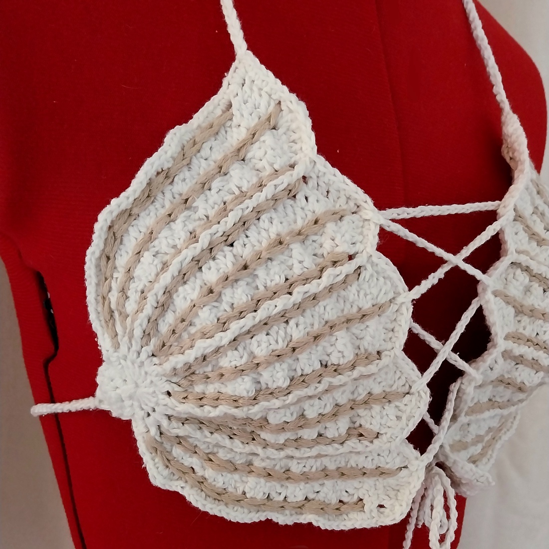 Top croșetat în formă de scoică - îmbrăcăminte și modă - haine damă - tricou și top de damă - Artynos.ro Top croșetat în formă de scoică - îmbrăcăminte și modă - haine damă - tricou și top de damă - Artynos.ro