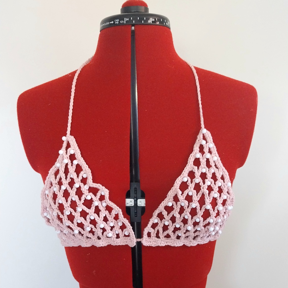 Top croșetat cu mărgele pentru accesorizarea ținutelor - îmbrăcăminte și modă - haine damă - tricou și top de damă - Artynos.ro Top croșetat cu mărgele pentru accesorizarea ținutelor - îmbrăcăminte și modă - haine damă - tricou și top de damă - Artynos.ro