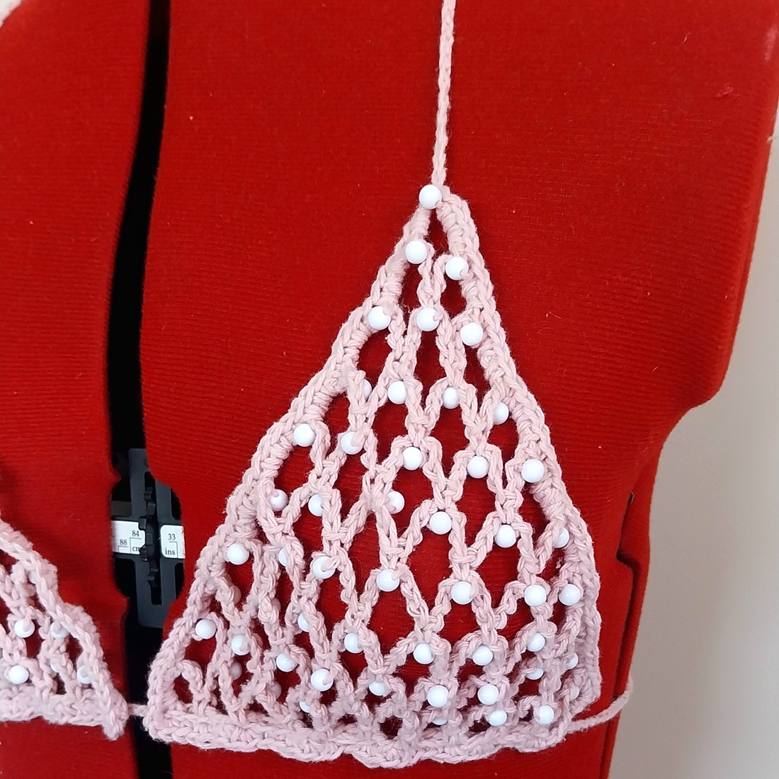 Top croșetat cu mărgele pentru accesorizarea ținutelor - îmbrăcăminte și modă - haine damă - tricou și top de damă - Artynos.ro Top croșetat cu mărgele pentru accesorizarea ținutelor - îmbrăcăminte și modă - haine damă - tricou și top de damă - Artynos.ro